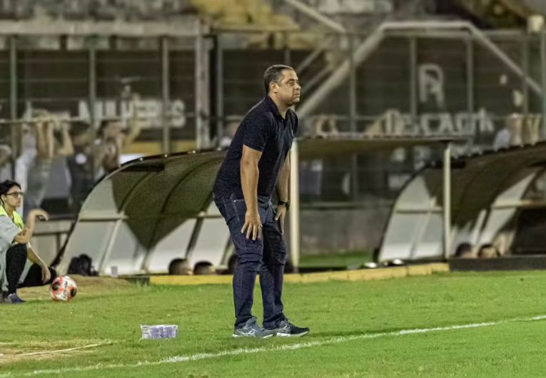 imagem da materia: Marciano parabeniza os jogadores pela vitória do Comercial