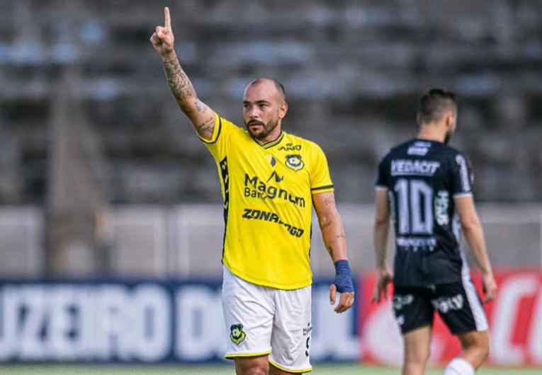 imagem da materia: Rodolfo celebra gol e vitória do São Bernardo