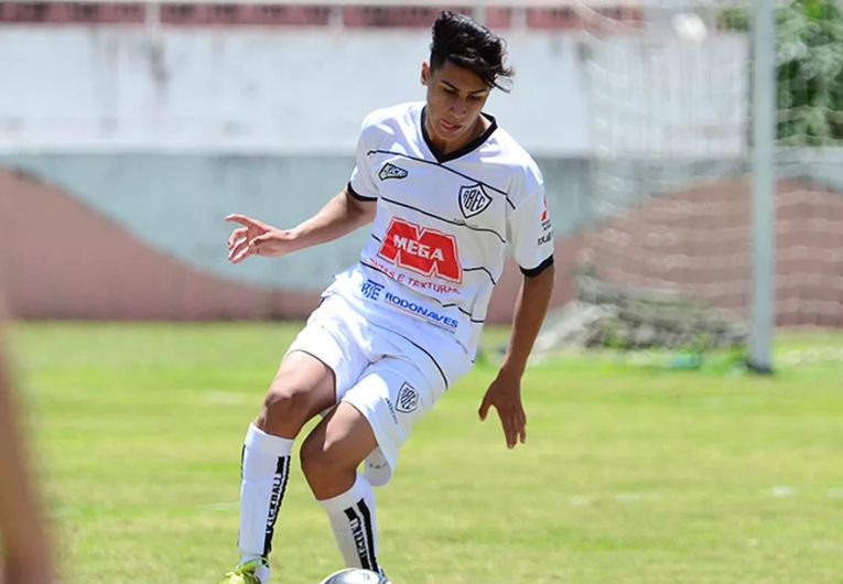 imagem da materia: Júlio Vitor deixa o Rio Branco após pedido de desligamento