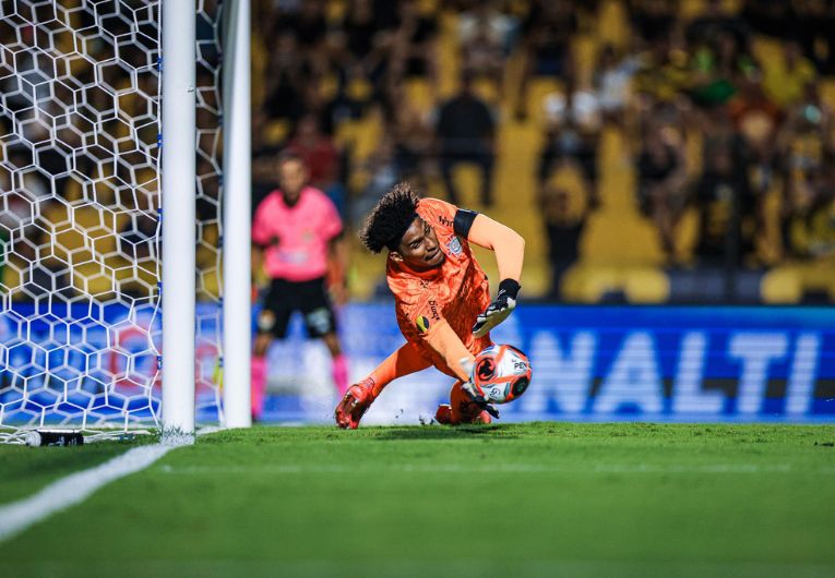 imagem da materia: Hugo pega pênalti, e Corinthians bate Tigre com reservas