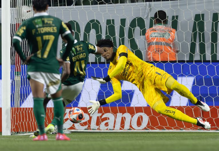 imagem da materia: Hugo Souza explica provocações com a torcida do Palmeiras