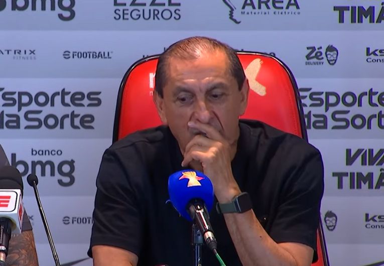 imagem da materia: Díaz esconde titular da lateral e exalta base do Corinthians