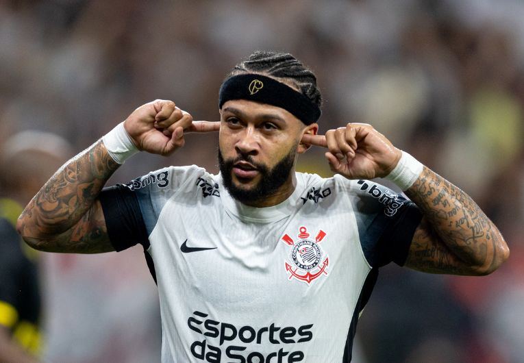 Depay comemorando gol do Corinthians.