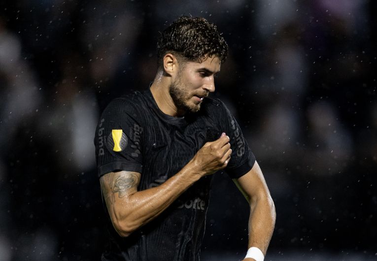 Pedro Raul com a camisa do Corinthians.