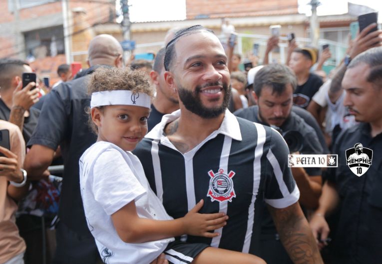 imagem da materia: De forma oficial, Memphis Depay é o novo 10 do Corinthians