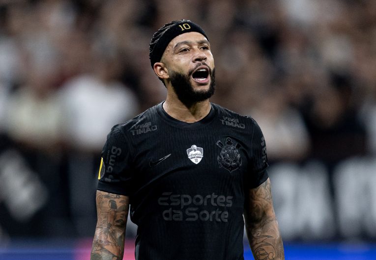 imagem da materia: Depay celebra vitória e projeta temporada: 