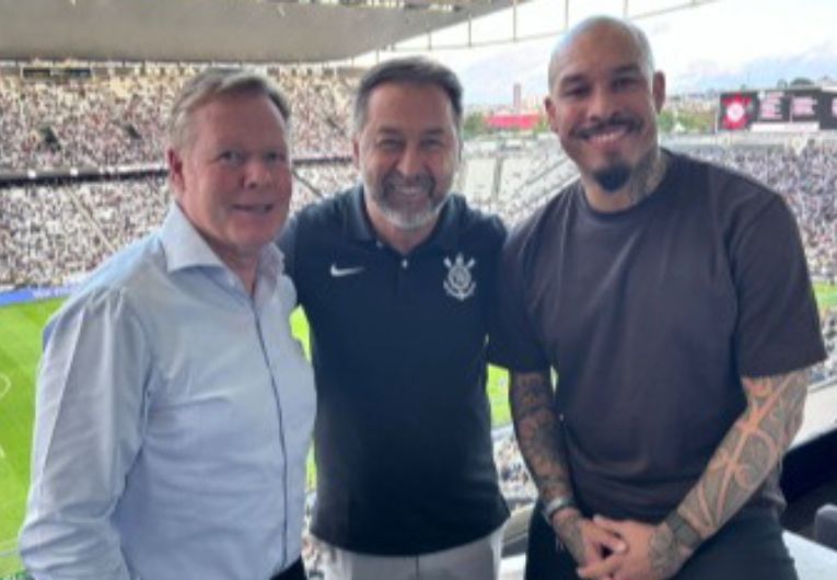 imagem da materia: Técnico da Holanda assiste jogo do Corinthians na Arena