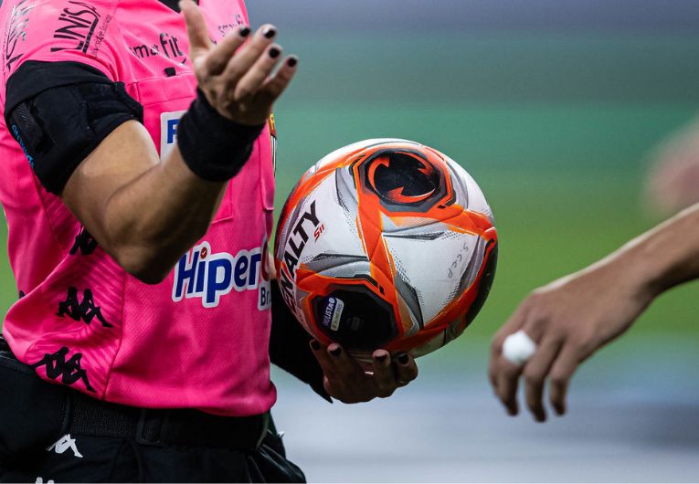 imagem da materia: Fabricante da bola do Paulistão se manifesta após críticas