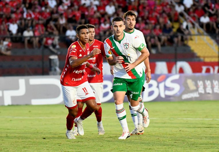 imagem da materia: Robson celebra reestreia com a camisa da Portuguesa