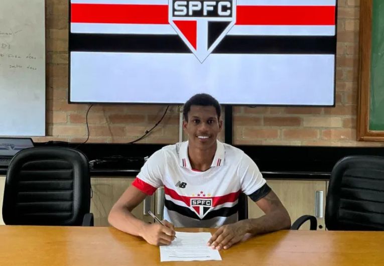 imagem da materia: Promessa deixa Bragantino e acerta com o São Paulo