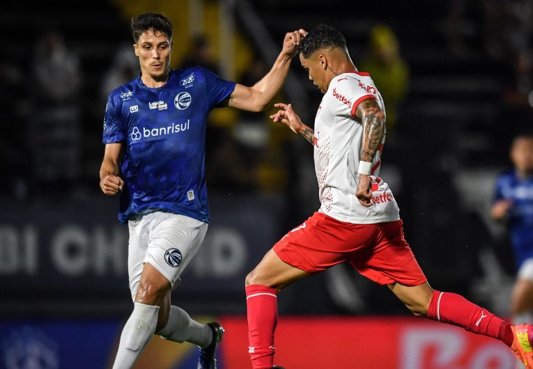 imagem da materia: Com drama, Bragantino avança na Copa do Brasil