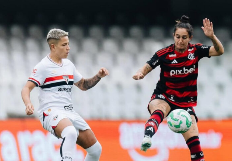 imagem da materia: São Paulo bate Flamengo e fará final na Supercopa Feminina