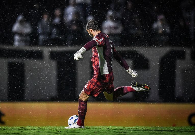 imagem da materia: Cleiton decide nos pênaltis e brilha na Copa do Brasil