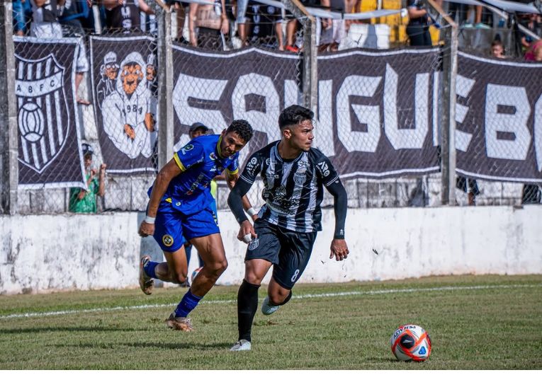imagem da materia: Vitória da Barbarense é marcada por falhas bizarras da AEA