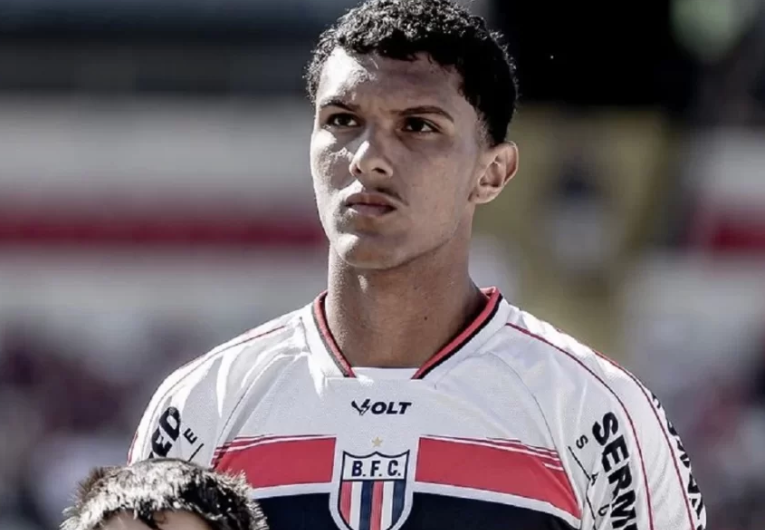 imagem da materia: Botafogo-SP encaminha empréstimo de João Costa ao Fortaleza