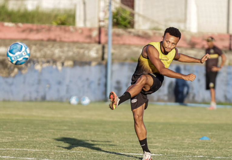 imagem da materia: Paysandu negocia com o lateral Reverson do Novorizontino