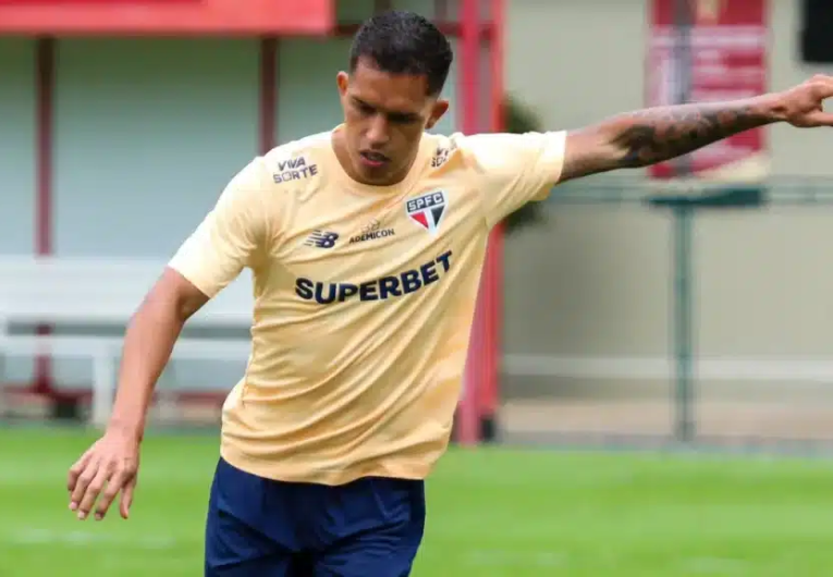 imagem da materia: SPFC estreia no Brasileiro com disputa aberta na lateral