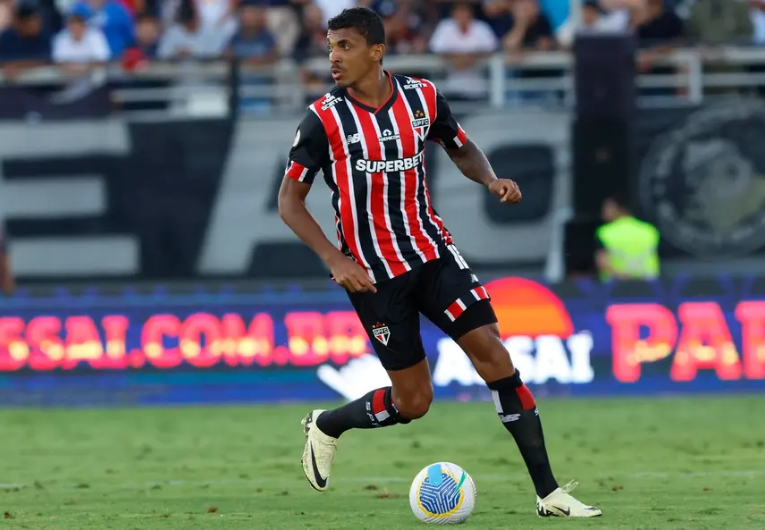 imagem da materia: Luiz Gustavo retorna e aumenta disputa no meio-campo do SPFC