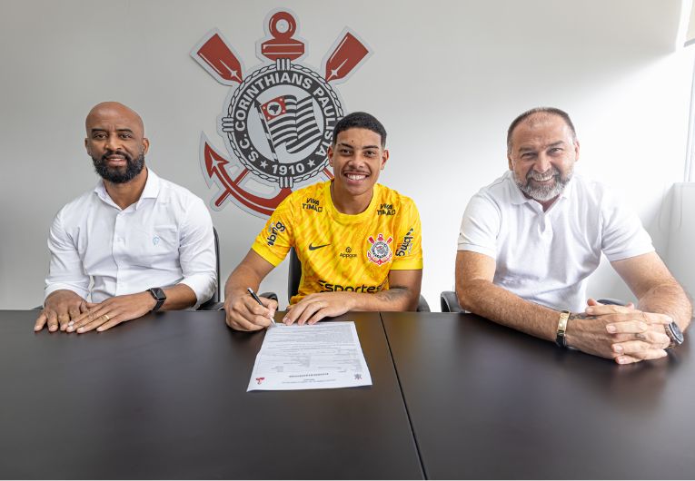 imagem da materia: Corinthians renova contrato de goleiro promovido da base