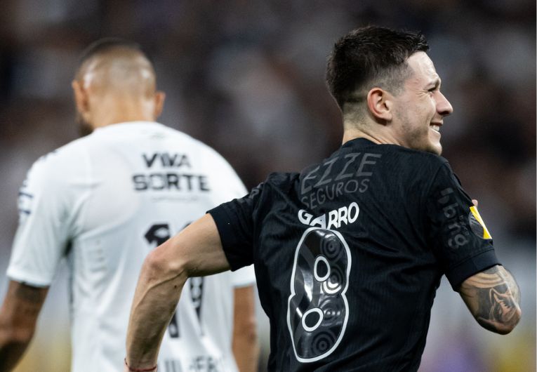 imagem da materia: Garro celebra gol decisivo que colocou Corinthians na final