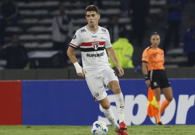 imagem da materia: Oscar deve desfalcar o São Paulo por cerca de um mês
