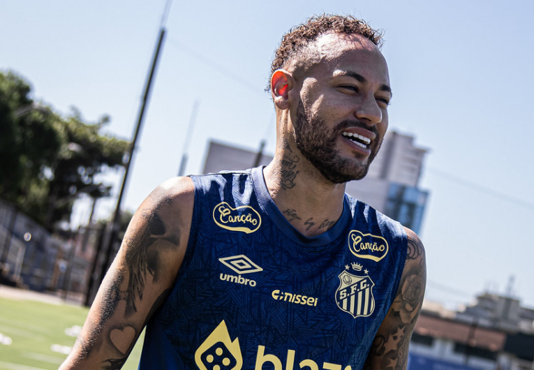 imagem da materia: Neymar volta aos treinos após lesão muscular