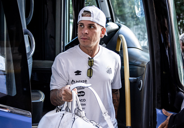 imagem da materia: Soteldo é relacionado pelo Santos contra o Fluminense