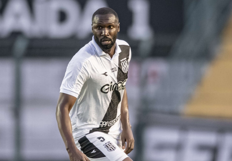 imagem da materia: Rodrigo Souza celebra estreia com a Ponte Preta