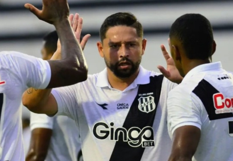 imagem da materia: Elvis volta a marcar dois gols em mesmo jogo pela Ponte Preta