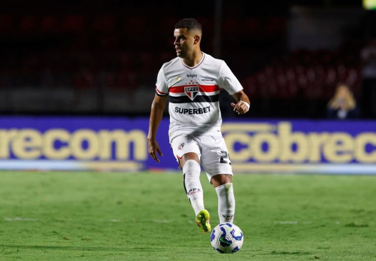 imagem da materia: Alisson comemora vitória sobre o Náutico