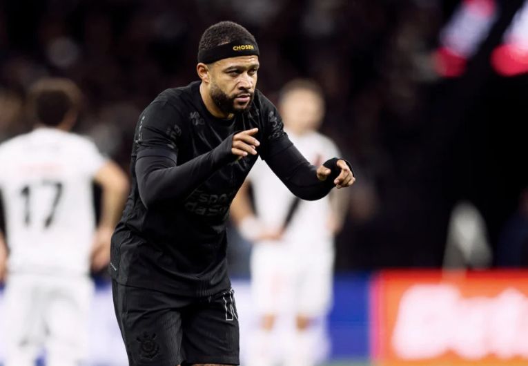 imagem da materia: Com inchaço no tornozelo, Memphis preocupa o Corinthians