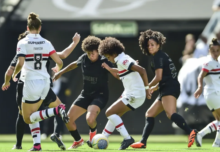 imagem da materia: São Paulo sai na frente, mas Corinthians busca empate no Brasileiro feminino