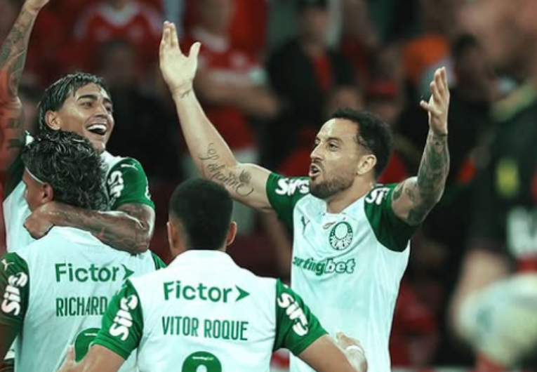 imagem da materia: Palmeiras assume a liderança do Brasileirão derrubando invictos