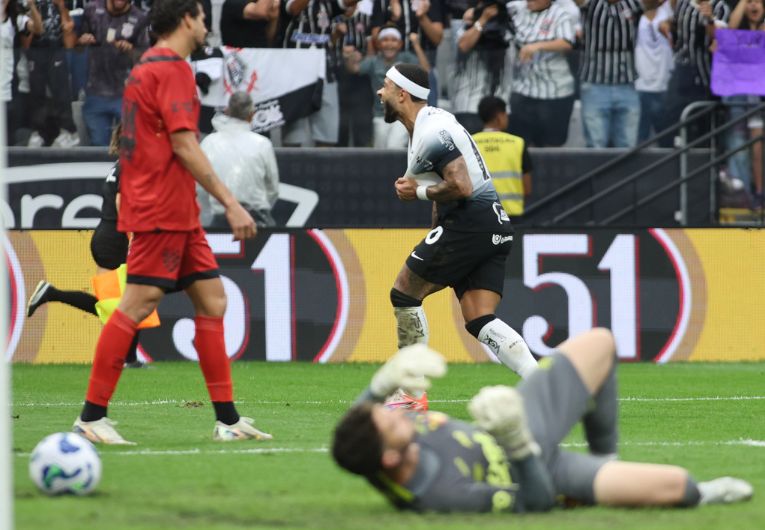 imagem da materia: Depay exalta união no Corinthians: