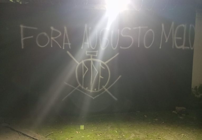 imagem da materia: Sede do Corinthians amanhece pichada