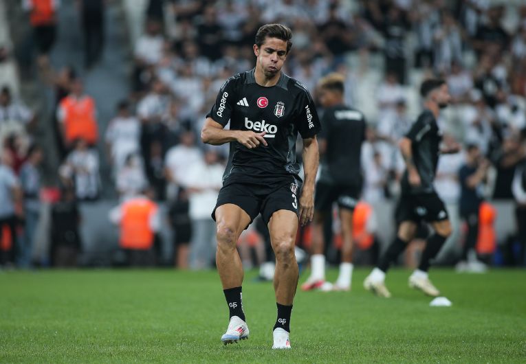 imagem da materia: Zagueiro do Besiktas ressalta desejo de atuar no Corinthians