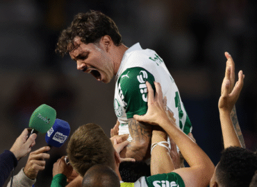 De virada, Palmeiras vence Bragantino e permanece líder