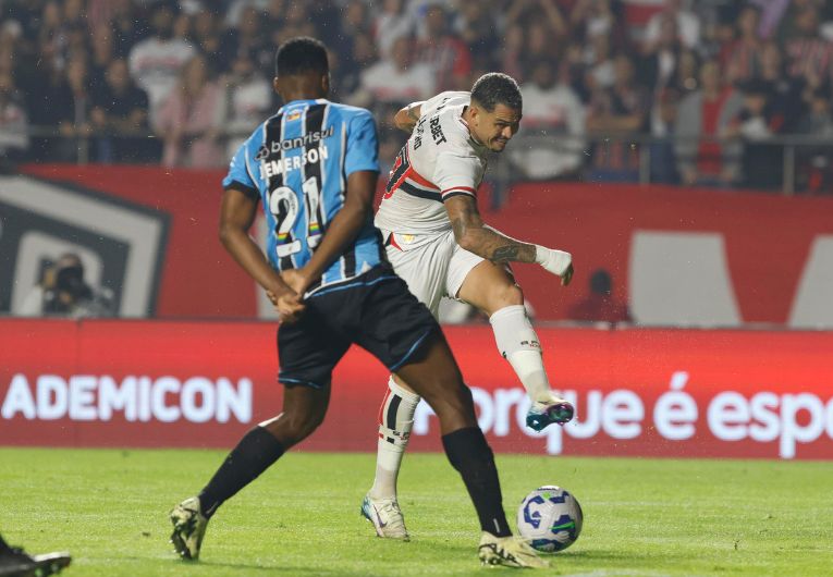 imagem da materia: Vitória sobre o Grêmio faz São Paulo respirar no Brasileirão