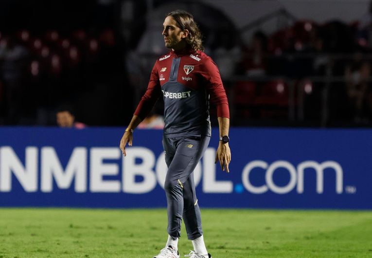imagem da materia: Zubeldía se irrita em coletiva de imprensa