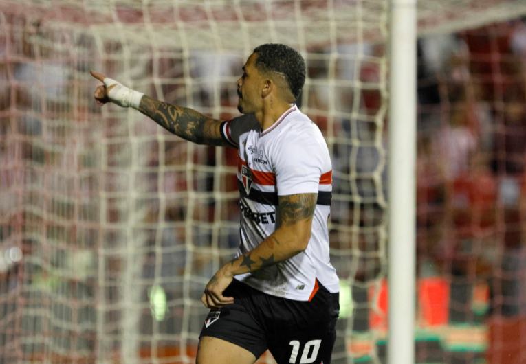 imagem da materia: São Paulo vence o Náutico e se classifica na Copa do Brasil