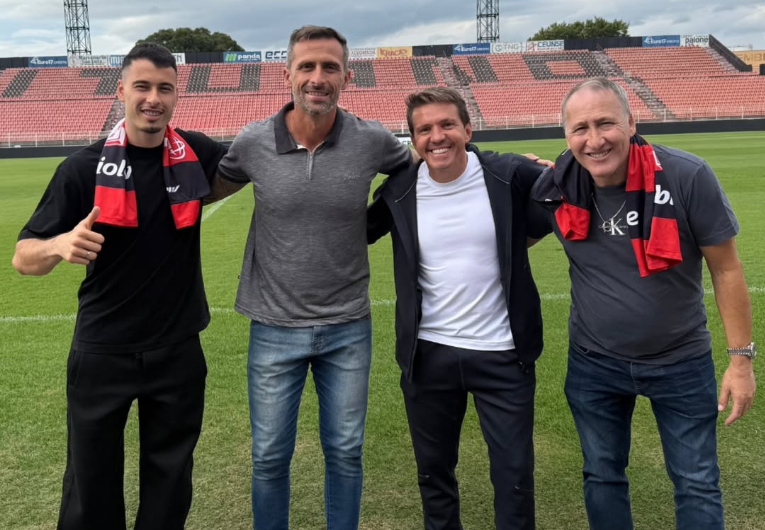 imagem da materia: Martinelli visita treino do Ituano no Novelli Júnior