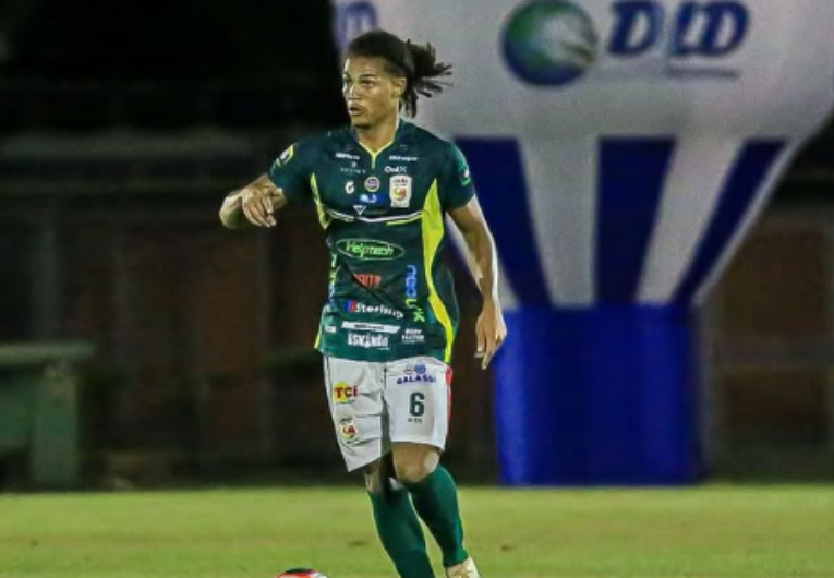 imagem da materia: Lateral-esquerdo André renova com o União São João