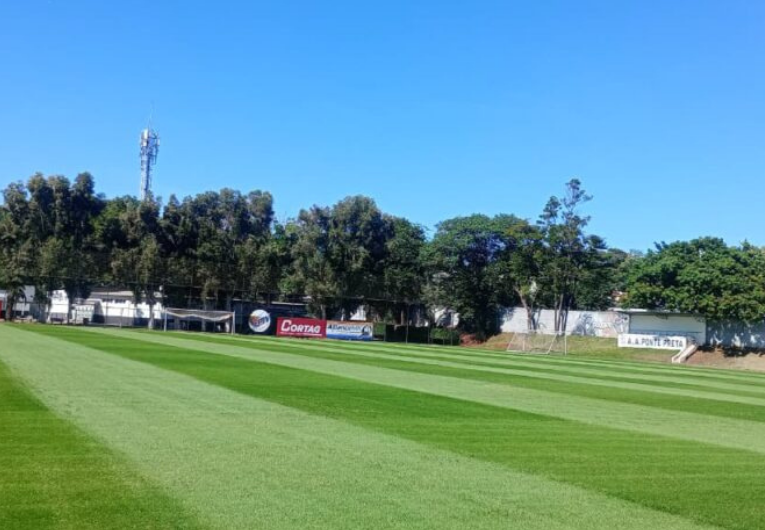 imagem da materia: Ponte Preta revitaliza gramado do CT do Jardim Eulina