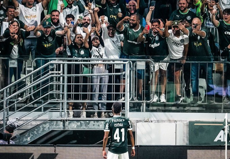 imagem da materia: Palmeiras atropela Sporting Cristal em despedida de Estevão