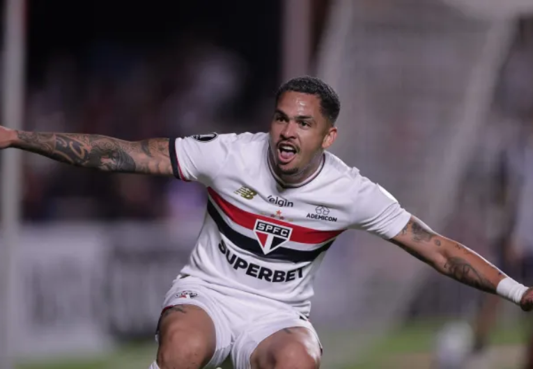 imagem da materia: Luciano marca gol da virada e garante vitória do Tricolor