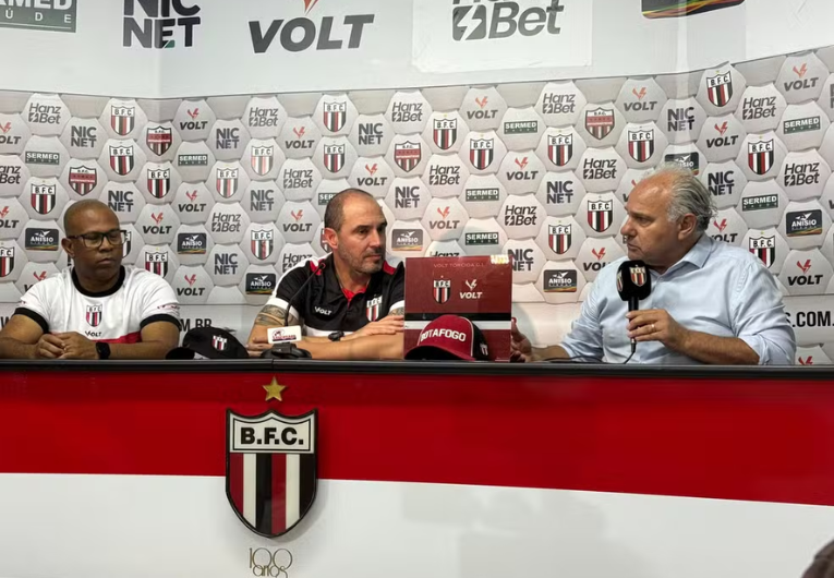 imagem da materia: Botafogo estuda reforços após derrotas e vinda de Allan Aal