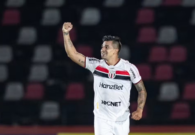 imagem da materia: Leandro Maciel celebra primeira vitória do Botafogo em casa