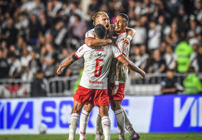 imagem da materia: Embalado, Bragantino se firma no G4 do Campeonato Brasileiro