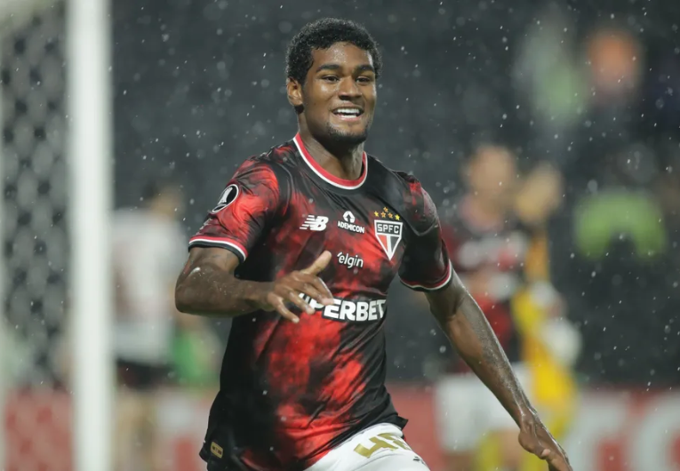 imagem da materia: Equipe russa faz proposta por Lucas Ferreira