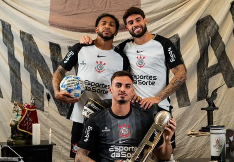 imagem da materia: Adidas pressiona Nike por contrato com o Corinthians